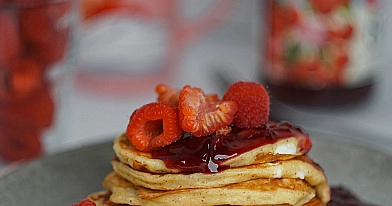 Rikotos blyneliai su pienu ir kepimo milteliais