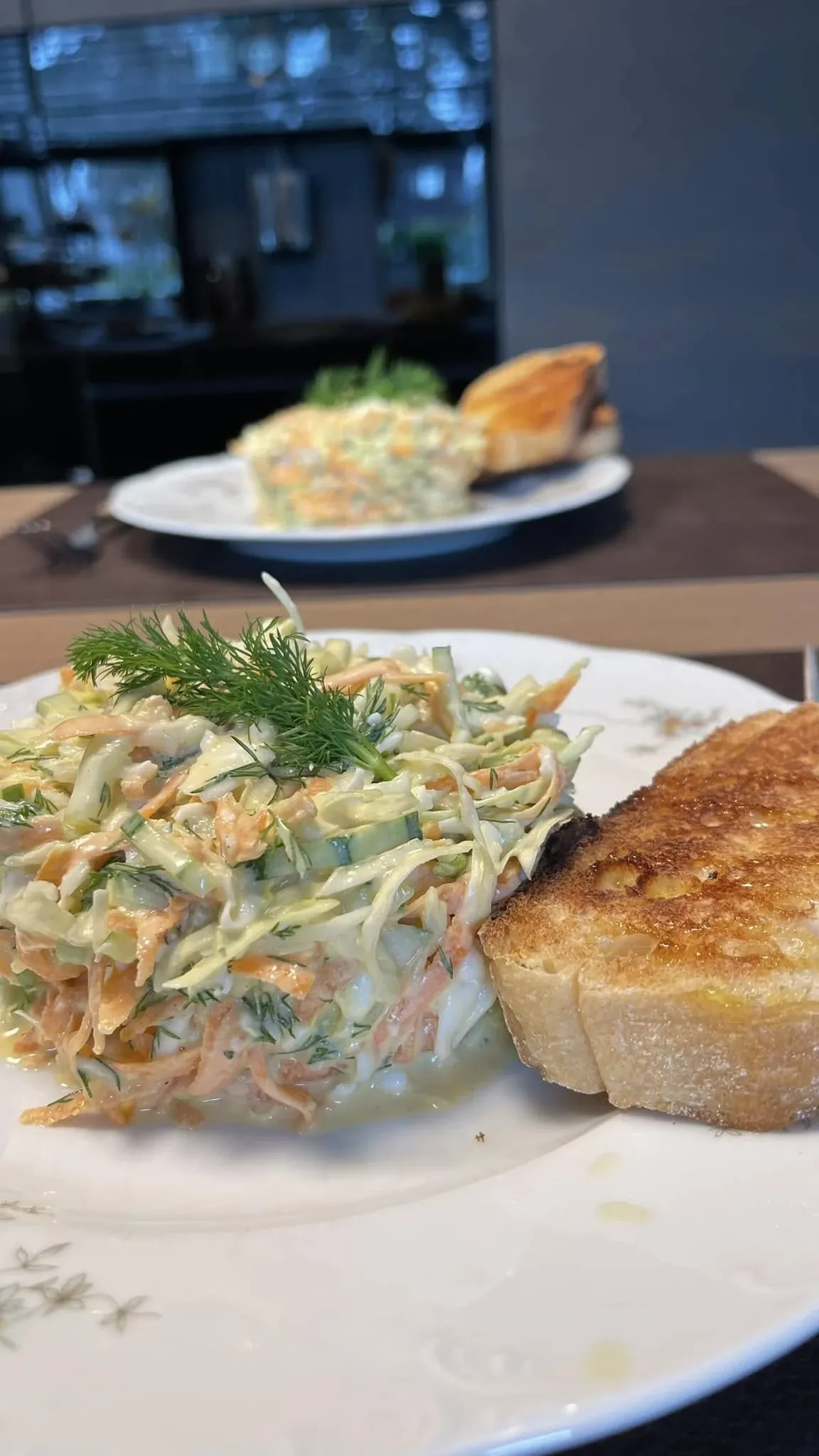 Gaivios baltagūžių kopūstų salotos su jogurtiniu kiaušinių padažu