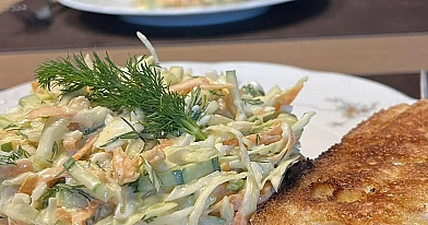 Gaivios baltagūžių kopūstų salotos su jogurtiniu kiaušinių padažu