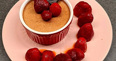 Veselīgs tumšās šokolādes krēms ar zemenēm ramekīnos – gaisīgs deserts bez liekā cukura