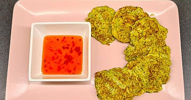 Brokoļu plācenīši ar saldo čili mērci – kraukšķīgi, sulīgi un veselīgi