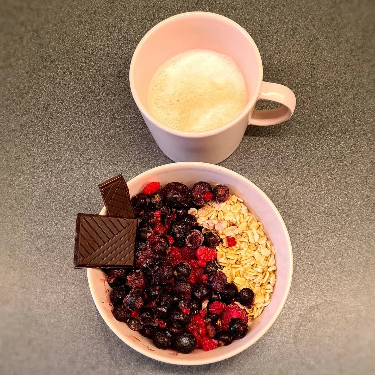 Auzu pārslu brokastu bļoda ar ogām, tumšo šokolādi un kapučīno (sātīgas un ātras brokastis)