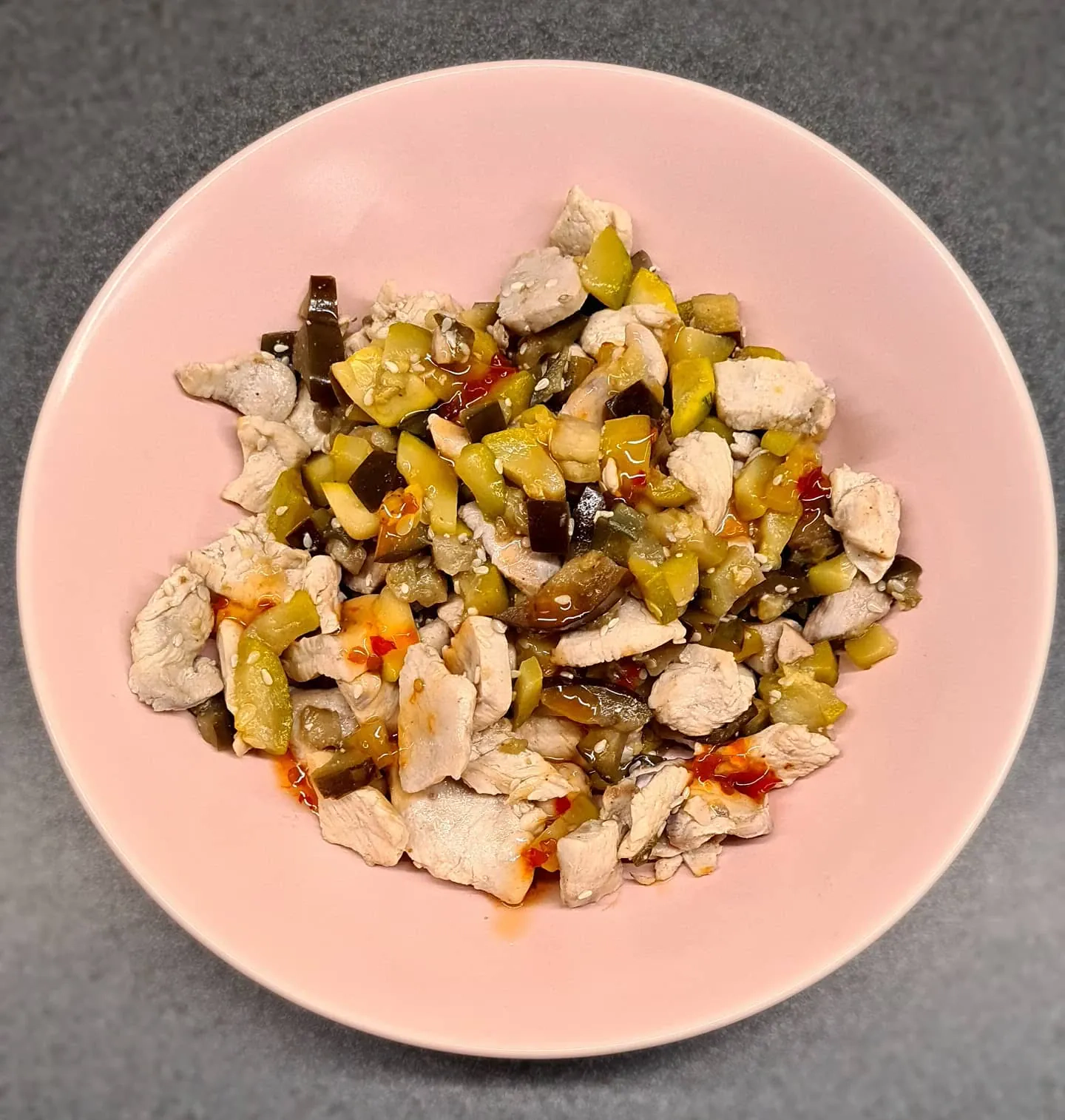 Sautēta vista ar baklažāniem un cukīni saldā čili mērcē