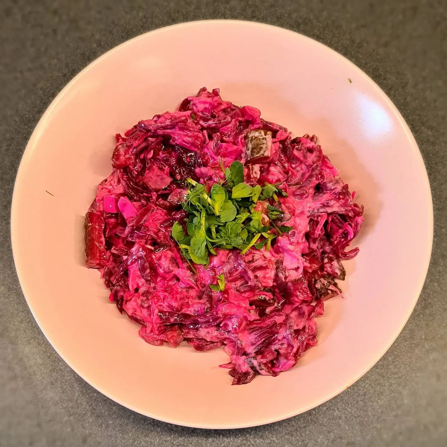 Sātīgi krēmīgie biešu salāti ar sieru un dillēm – klasiska garša mūsdienīgā izpildījumā