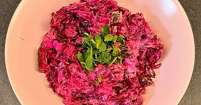 Sātīgi krēmīgie biešu salāti ar sieru un dillēm – klasiska garša mūsdienīgā izpildījumā