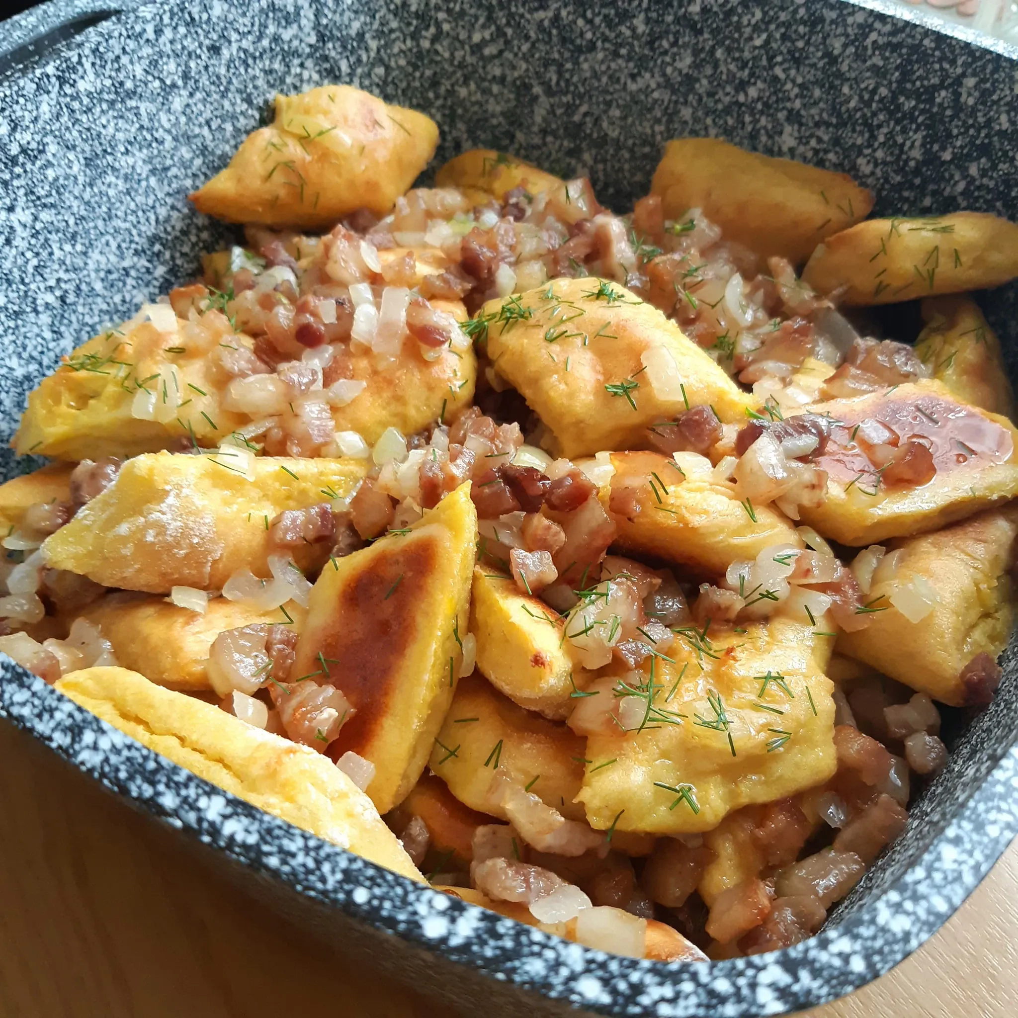 Bulviniai švilpikai arba šiuškės su spirgučių padažu, kepti keptuvėje