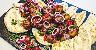 Kiaulienos pažandės šašlykai su tomato glaze ir sojos glazūra