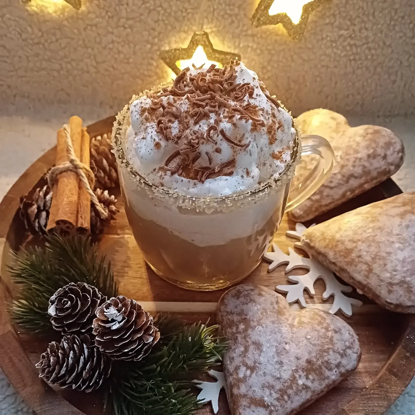 Kawa piernikowa z bitą śmietaną i czekoladą – domowa zimowa rozgrzewka