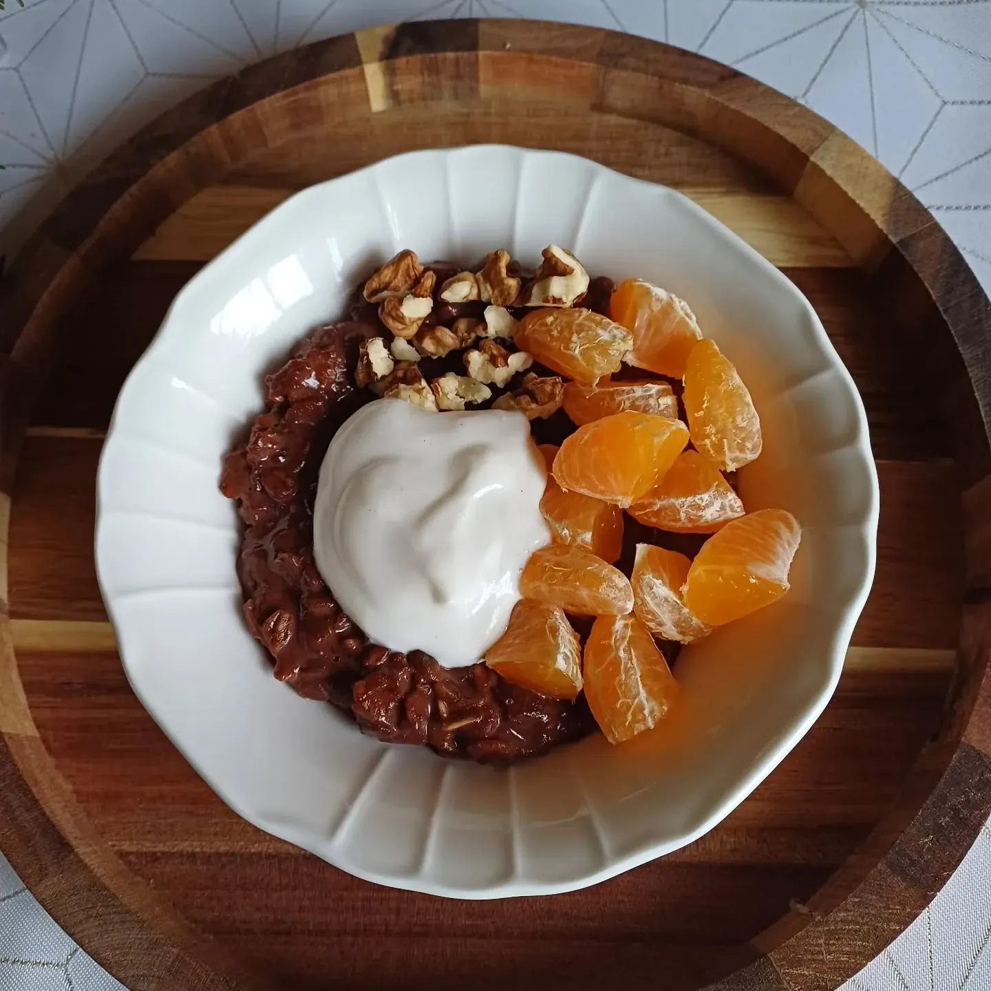 Owsianka piernikowa z mandarynkami, skyrem i orzechami – zimowe śniadanie bogate w białko