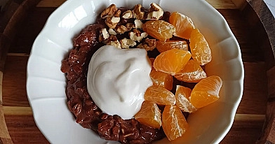 Owsianka piernikowa z mandarynkami, skyrem i orzechami – zimowe śniadanie bogate w białko