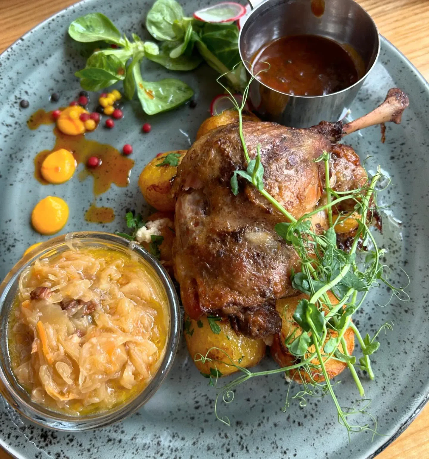 Kaczka confit z ziemniakami i kapustą zasmażaną