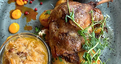 Kaczka confit z ziemniakami i kapustą zasmażaną