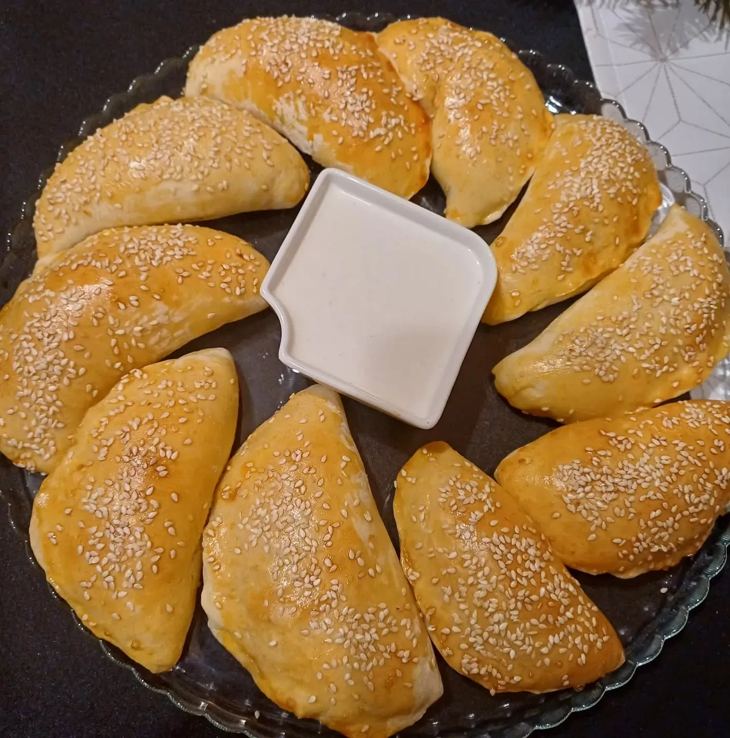 Pierożki drożdżowe z kurczakiem, pieczarkami i serem – złociste, miękkie i pełne smaku