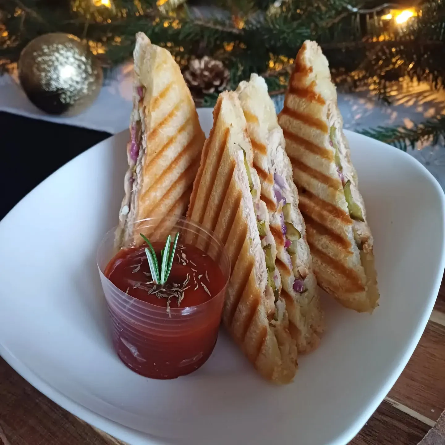 Chrupiące tosty z masłem czosnkowym, szynką i ogórkiem