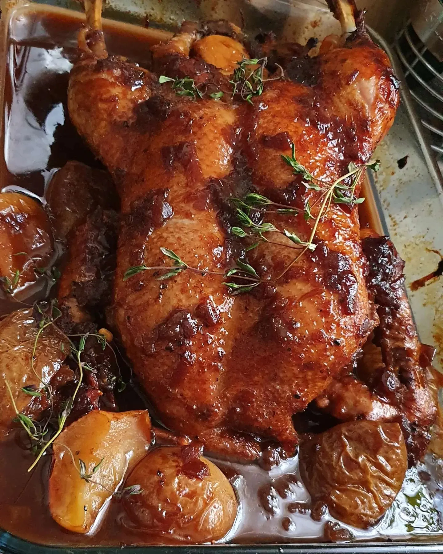 Pieczona kaczka z jabłkami i karmelizowaną czerwoną cebulą