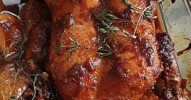 Pieczona kaczka z jabłkami i karmelizowaną czerwoną cebulą