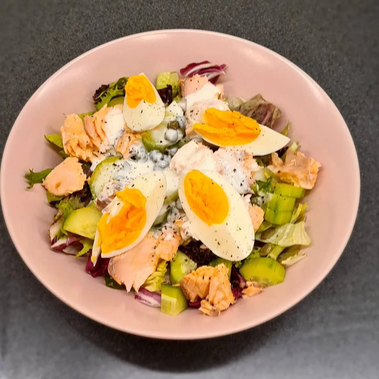 Siltie laša un olu salāti veselīgām ģimenes vakariņām