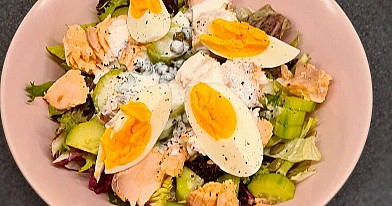 Siltie laša un olu salāti veselīgām ģimenes vakariņām