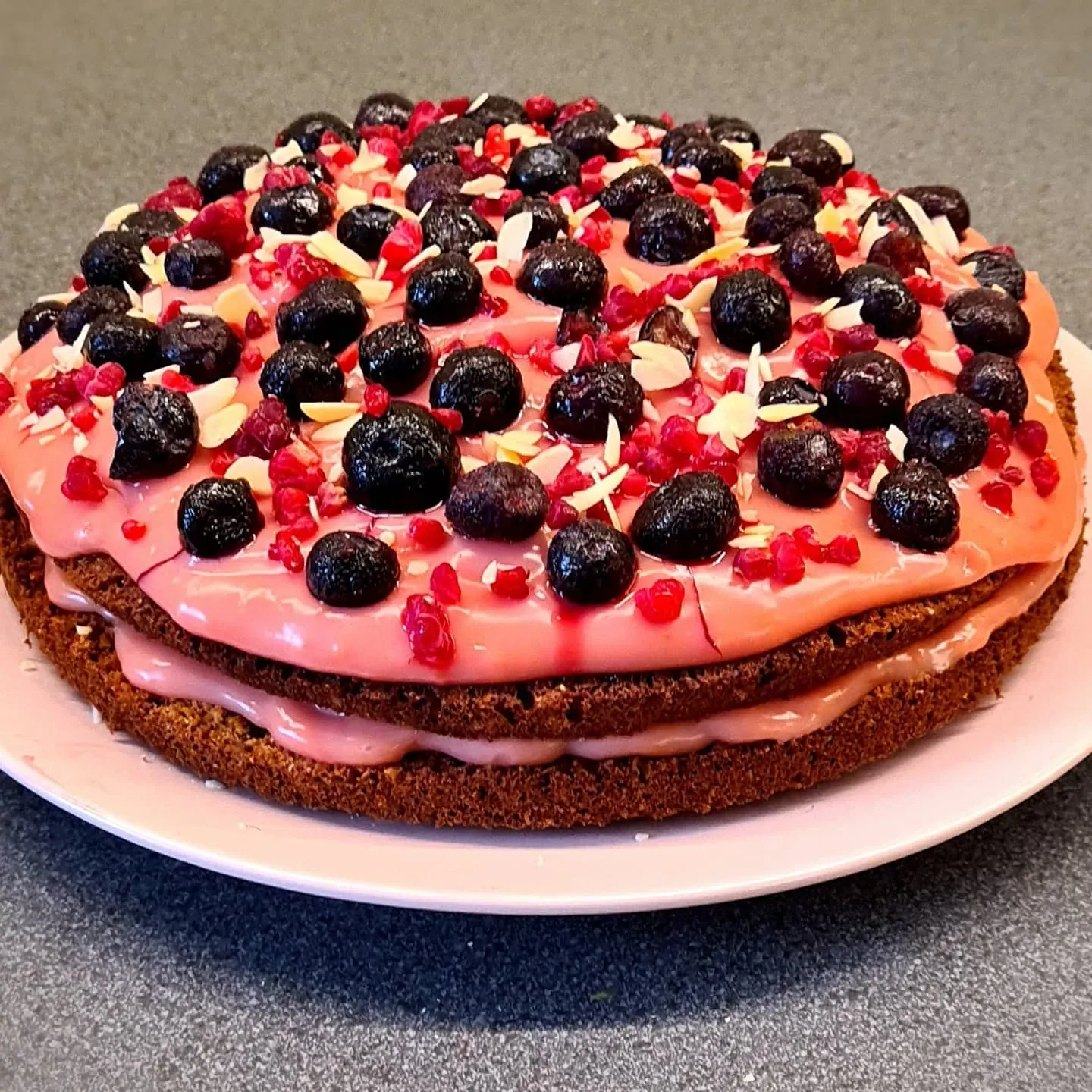 Veselīga pilngraudu ogu biskvīta torte ar jogurta krēmu