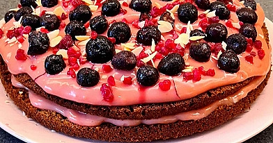 Veselīga pilngraudu ogu biskvīta torte ar jogurta krēmu