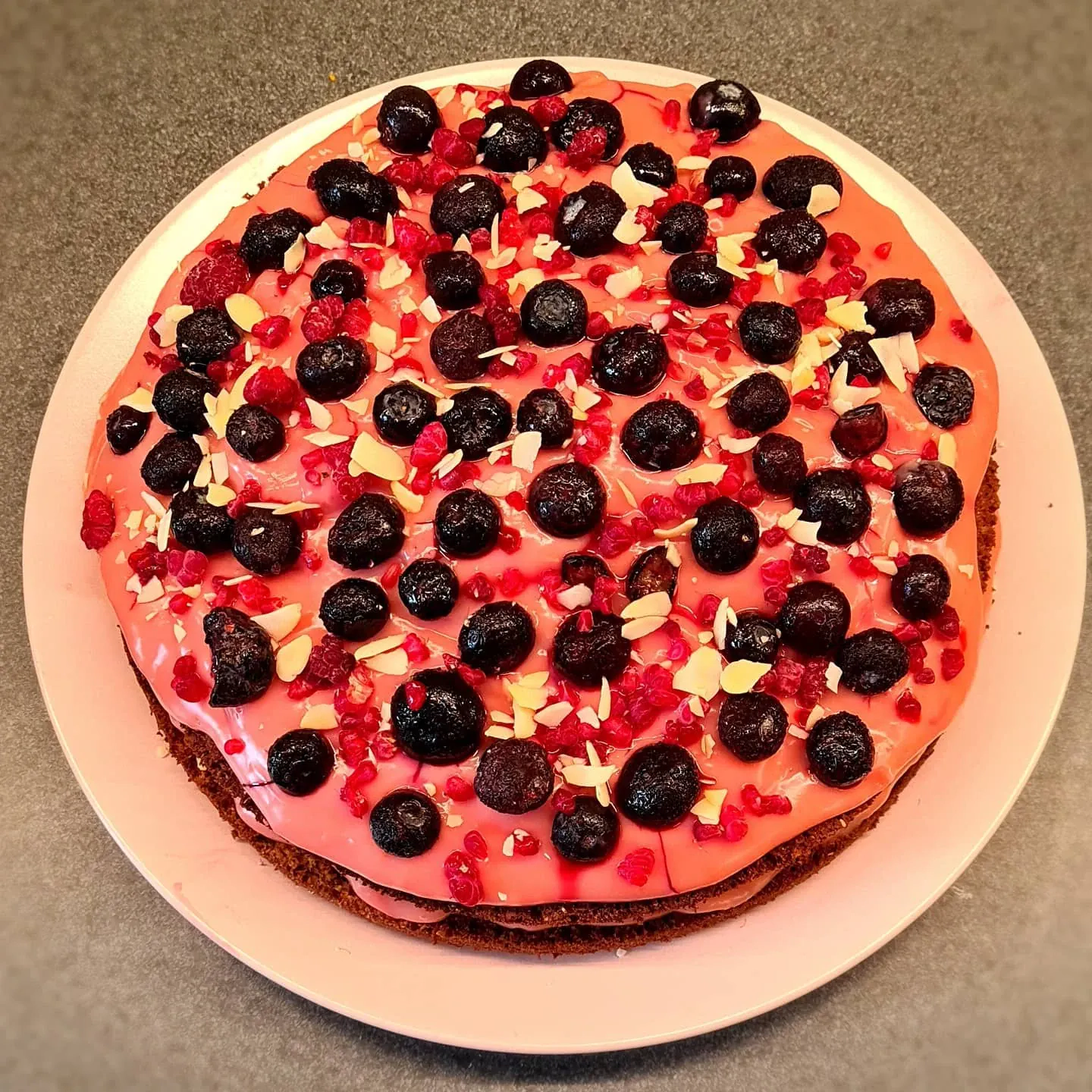 Veselīga pilngraudu ogu biskvīta torte ar jogurta krēmu