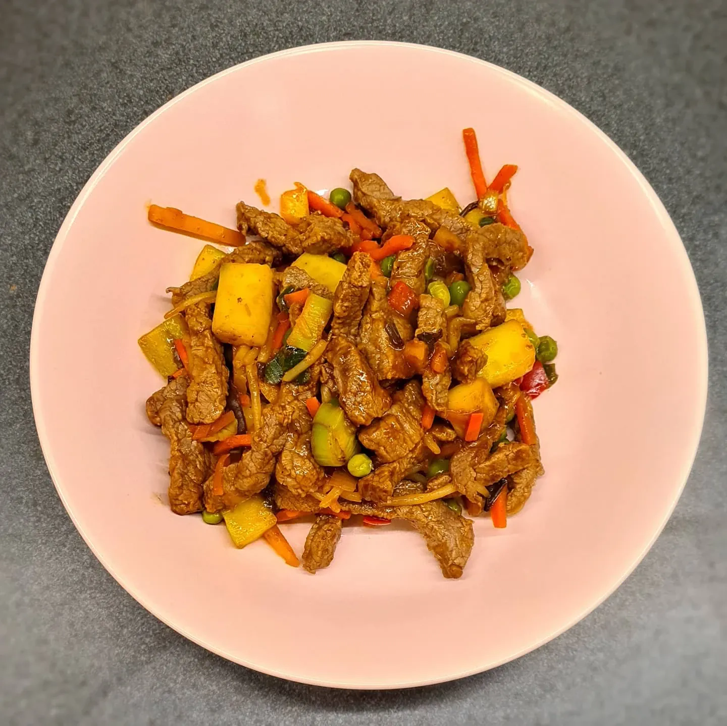 Liellopa wok sautējums ar dārzeņiem austrumu gaumē