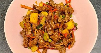 Liellopa wok sautējums ar dārzeņiem austrumu gaumē