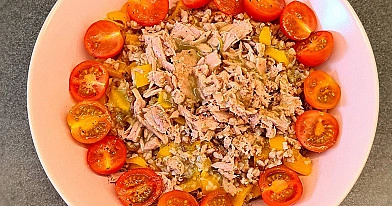 Griķu bļoda ar tunci, pesto un ķiršu tomātiem – veselīgas un sātīgas pusdienas