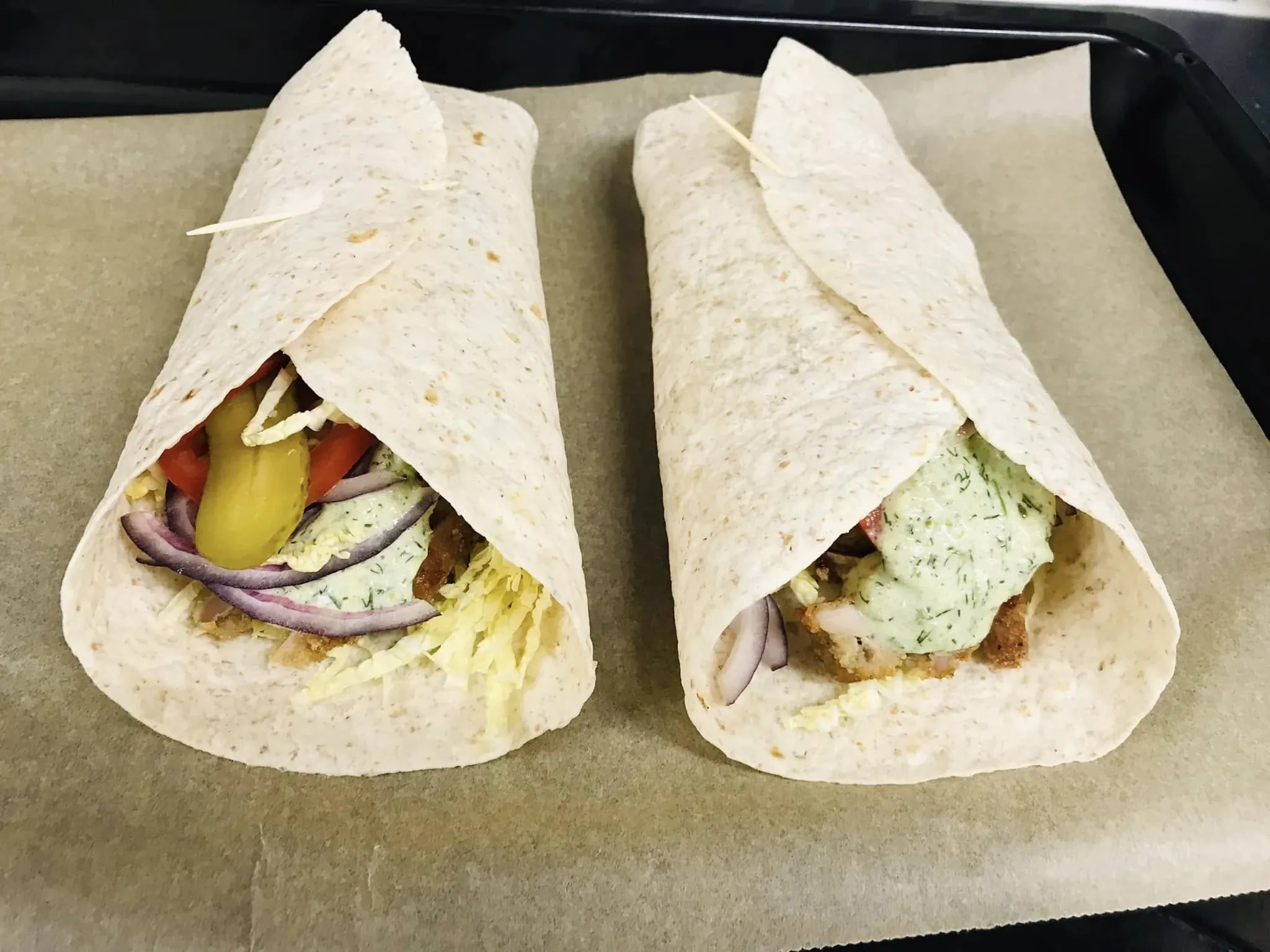 Pilno grūdo tortilijos kebabai su vištienos šlaunelių mėsa ir padažu