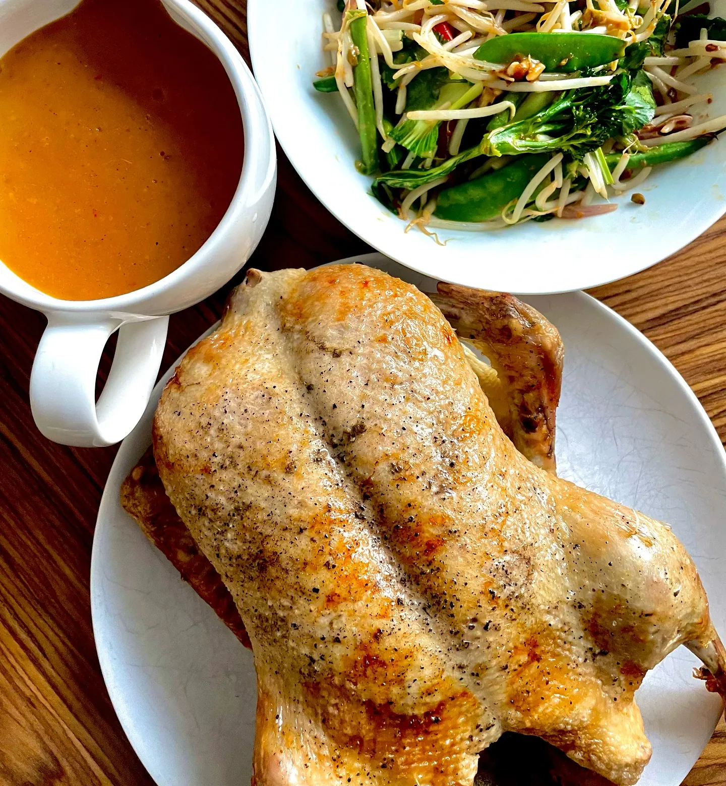 Antis kimšta raugintais kopūstais, kepta orkaitėje