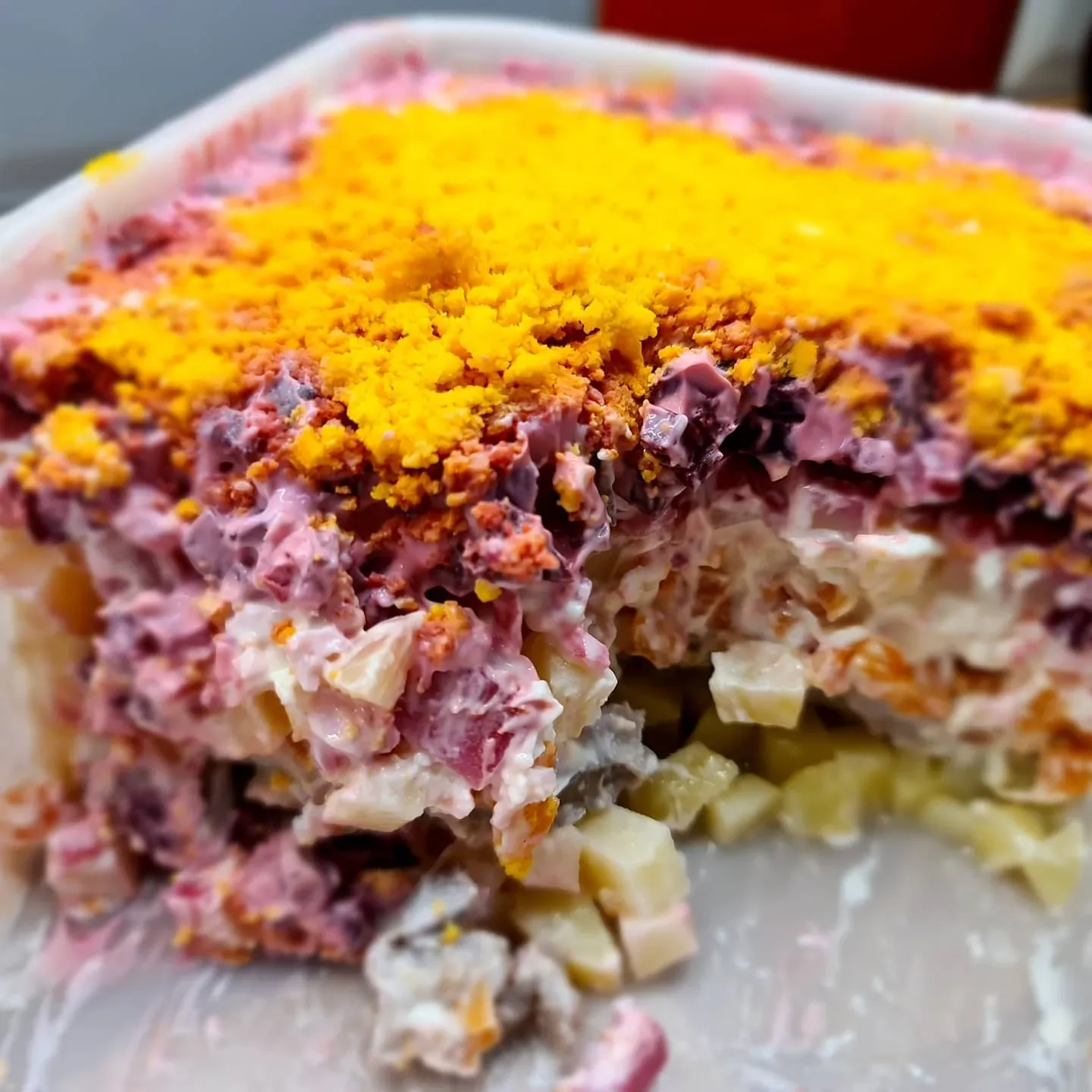 Silkė burokėlių pataluose su obuoliais, be bulvių