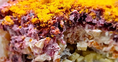 Silkė burokėlių pataluose su obuoliais, be bulvių