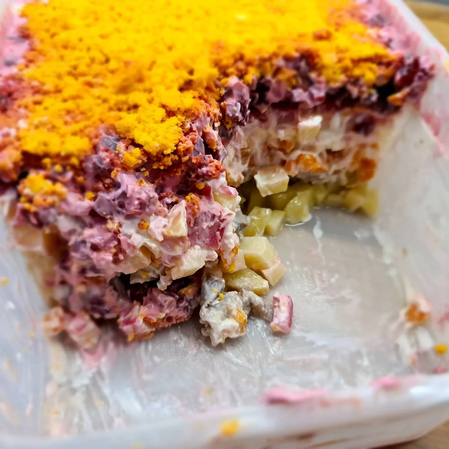 Silkė burokėlių pataluose su obuoliais, be bulvių