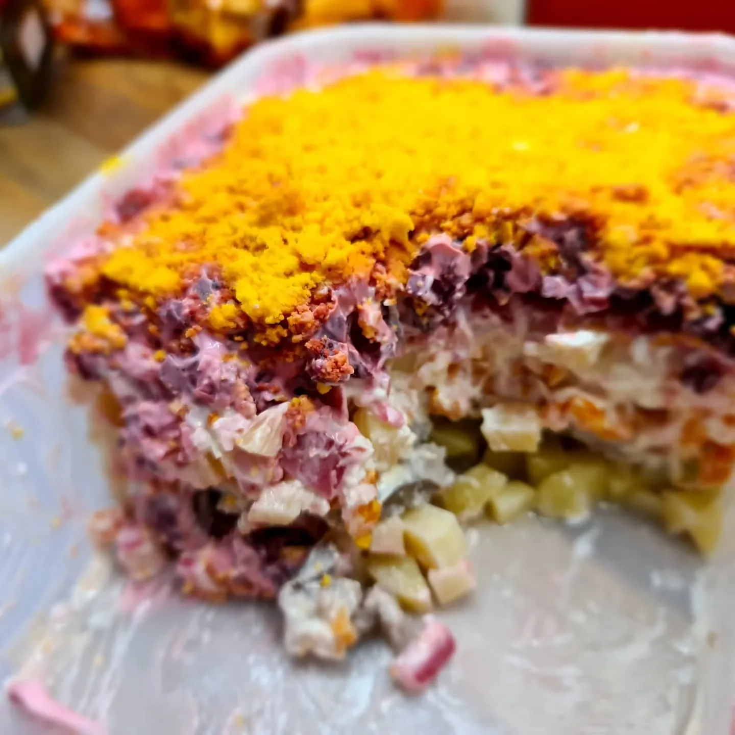 Silkė burokėlių pataluose su obuoliais, be bulvių