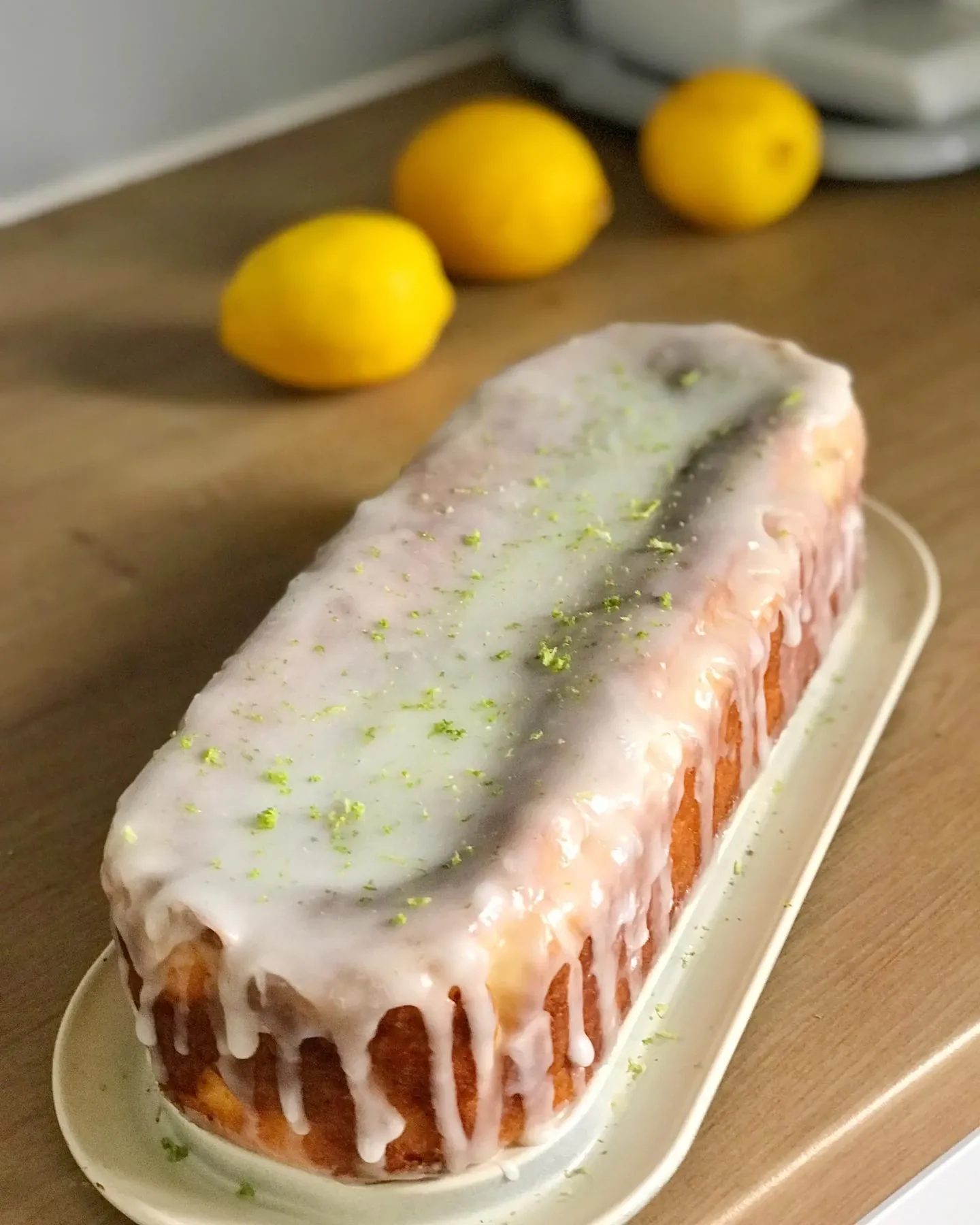 Wilgotne ciasto cytrynowe z serem z polewą lukrową