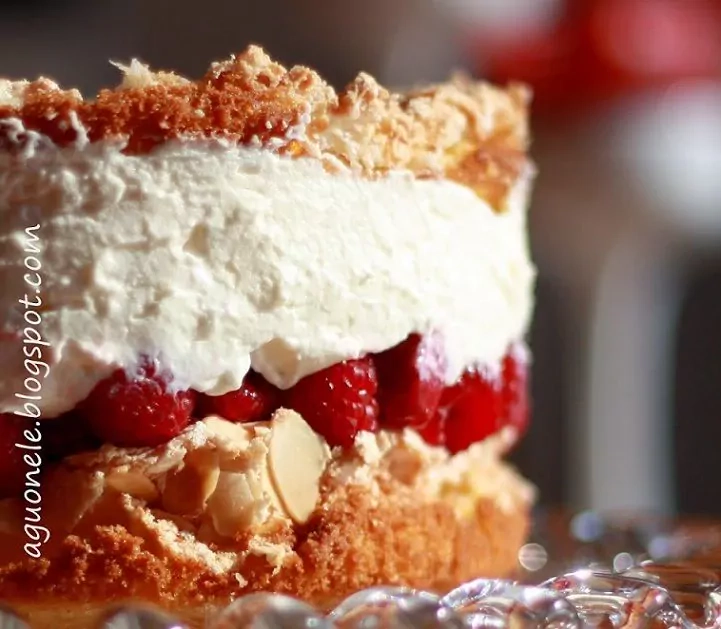 Lengvas tortukas su morenginiu sluoksniu