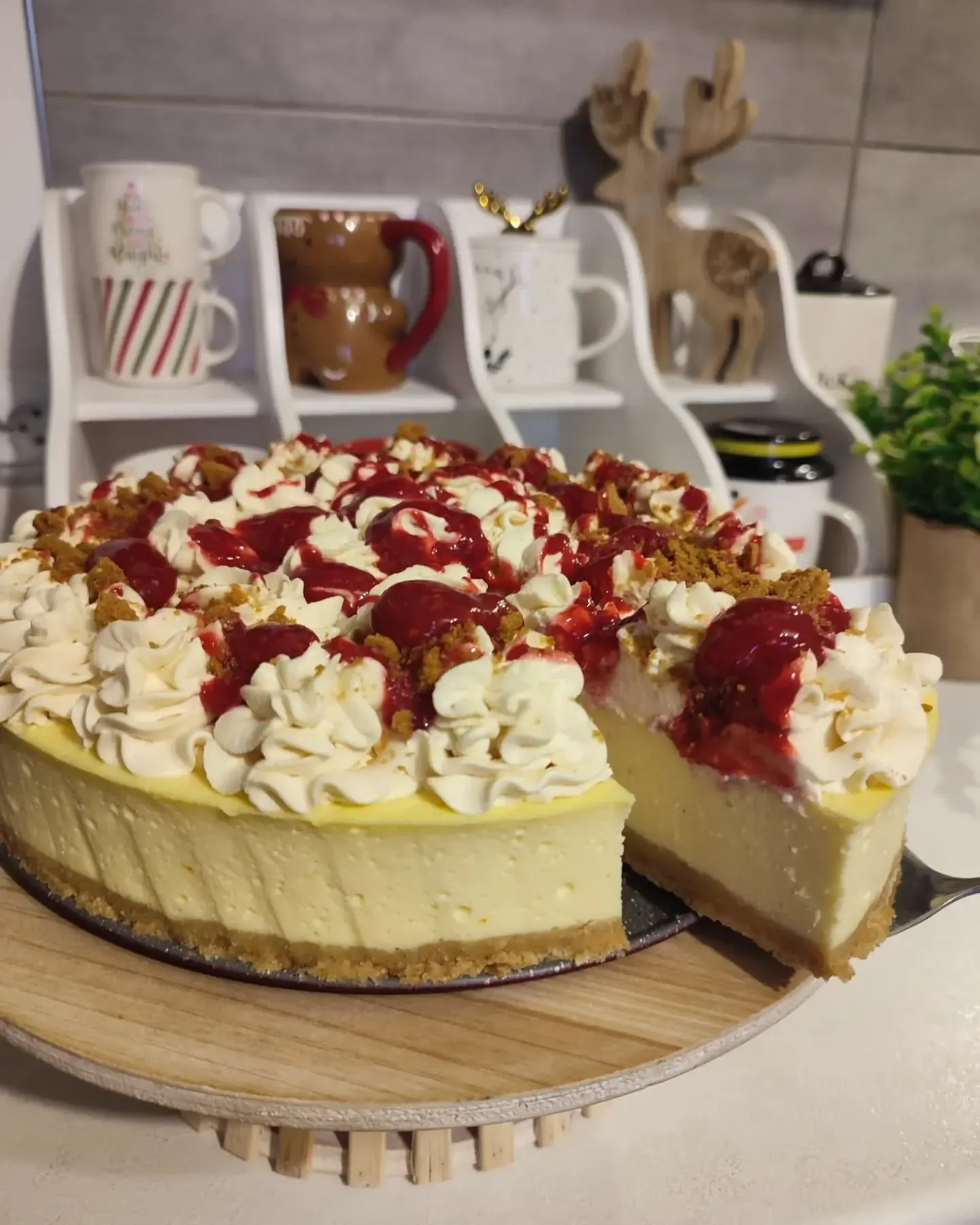 Sernik nowojorski z musem malinowym i korzenną kruszonką