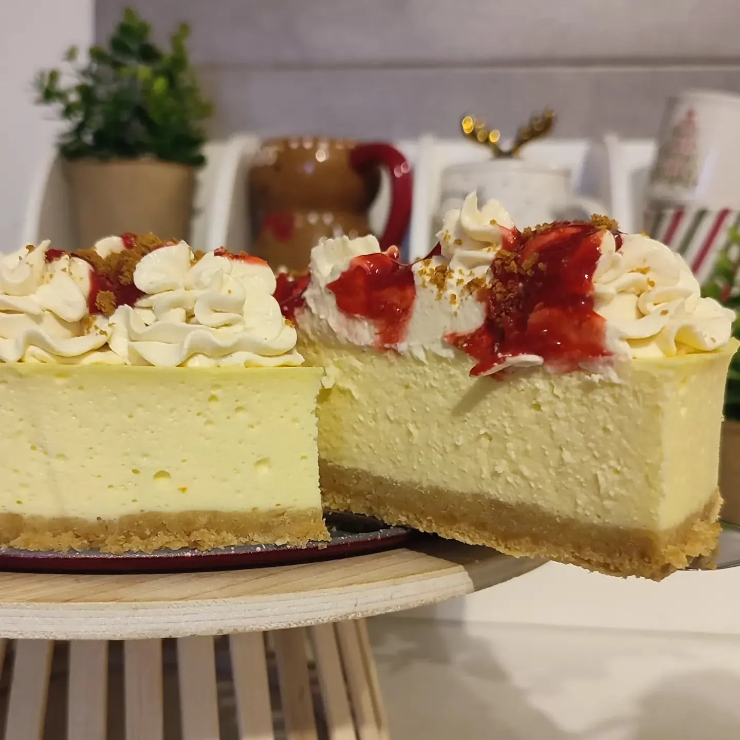 Sernik nowojorski z musem malinowym i korzenną kruszonką