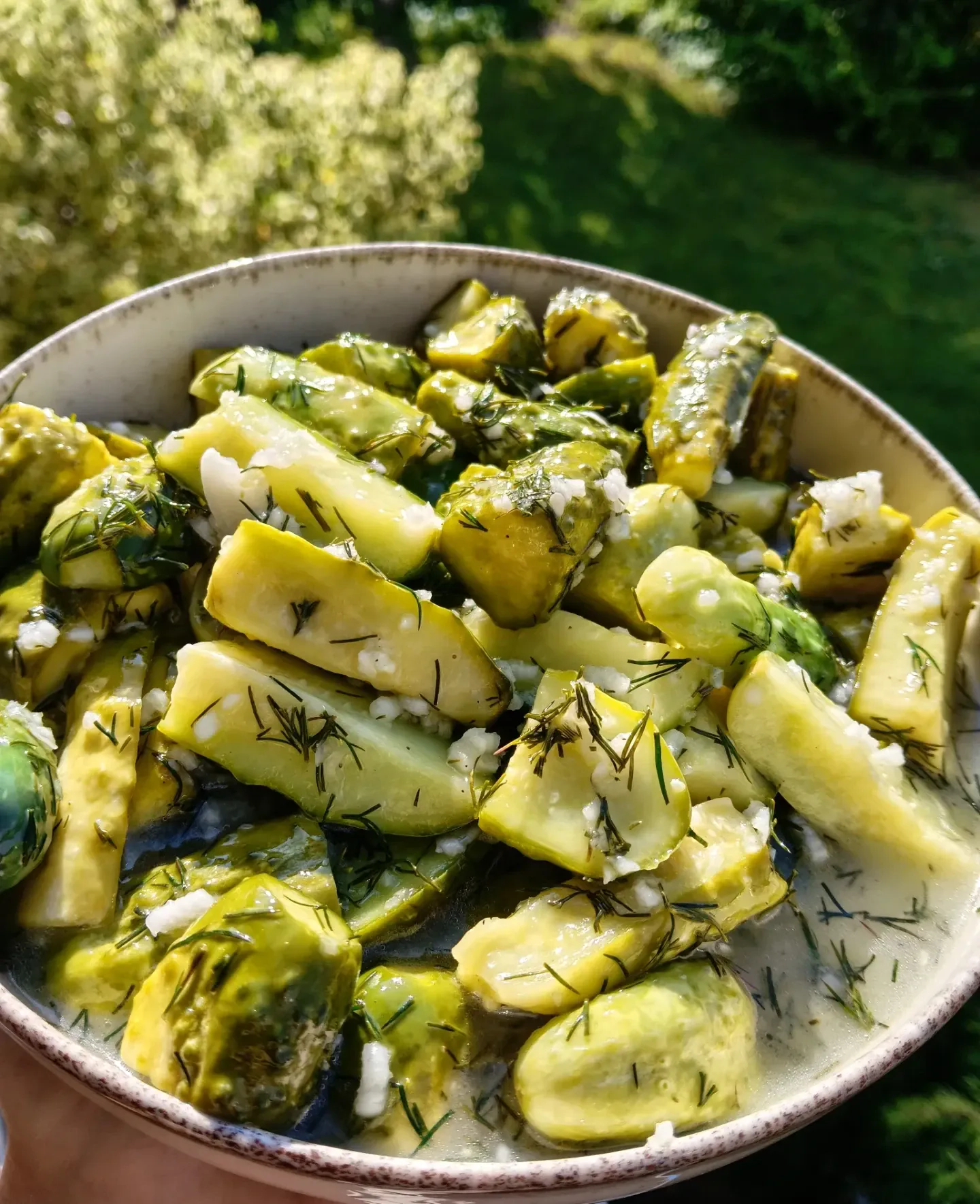 Chrupiące ogórki małosolne z czosnkiem i koperkiem
