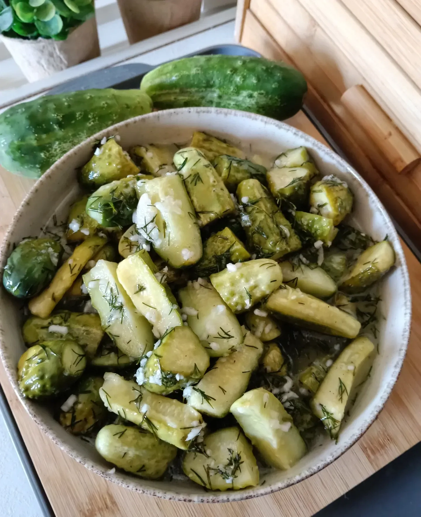 Chrupiące ogórki małosolne z czosnkiem i koperkiem