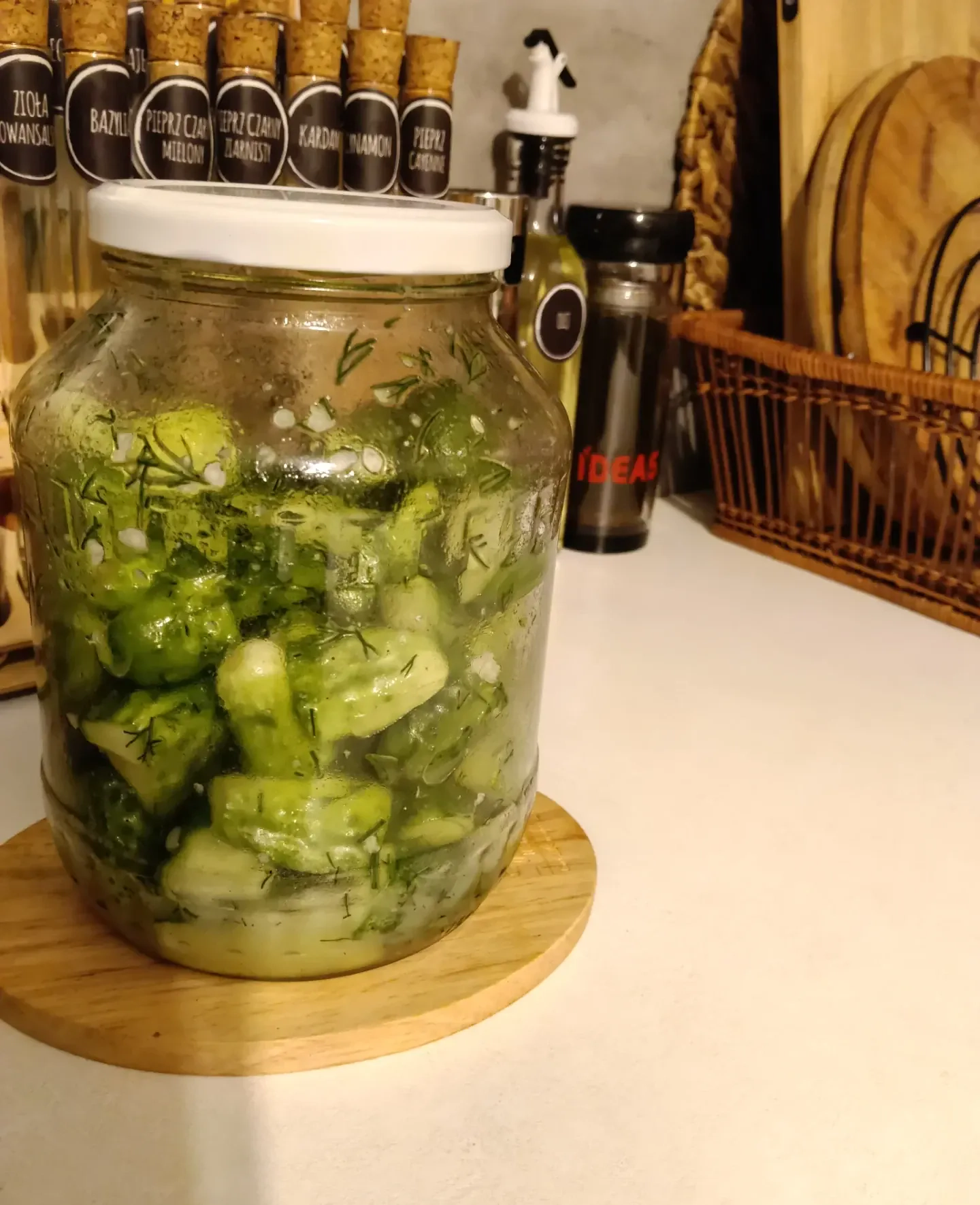 Chrupiące ogórki małosolne z czosnkiem i koperkiem