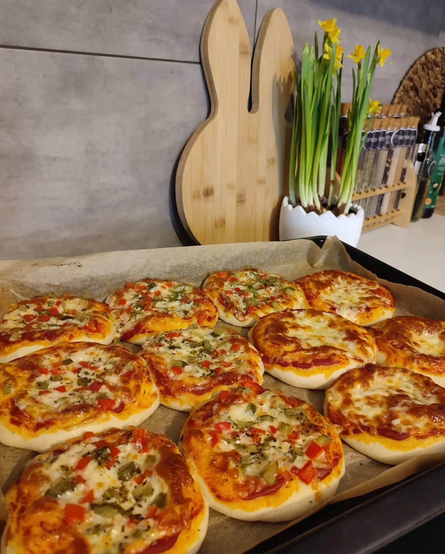 Domowe pizzerinki na śniadanie dla dzieci z warzywami