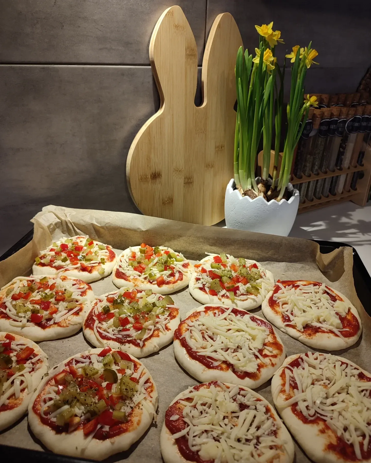 Domowe pizzerinki na śniadanie dla dzieci z warzywami