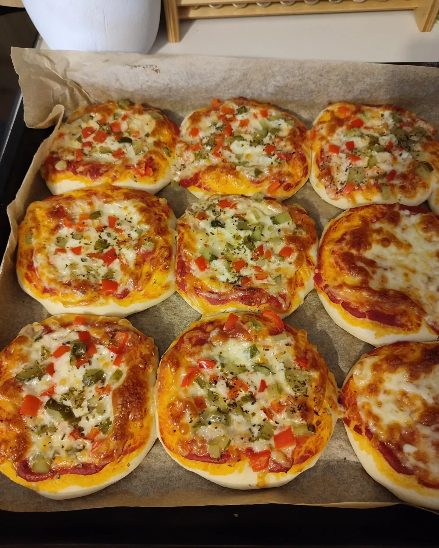 Domowe pizzerinki na śniadanie dla dzieci z warzywami