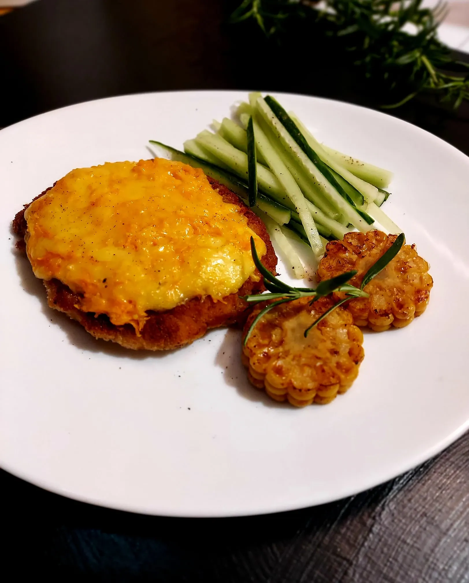 Kiaulienos nugarinės kepsniukai su daržovėmis ir sūriu