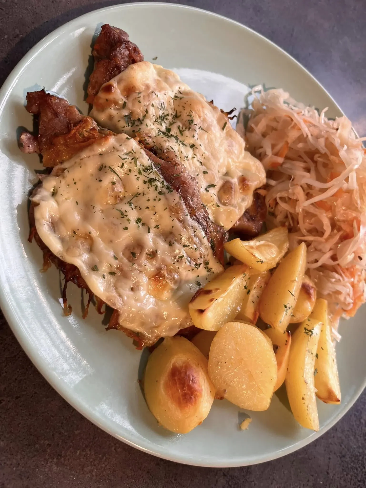 Kalėdiniai kiaulienos sprandinės kepsniai su sūriu ir bulvėmis