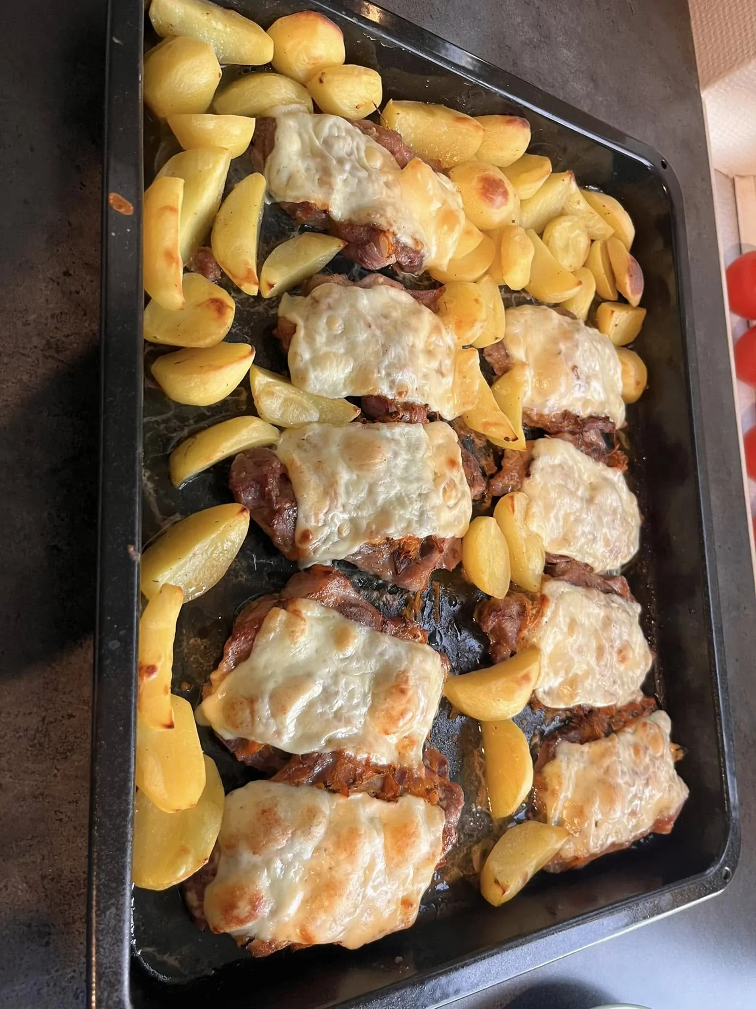 Kalėdiniai kiaulienos sprandinės kepsniai su sūriu ir bulvėmis