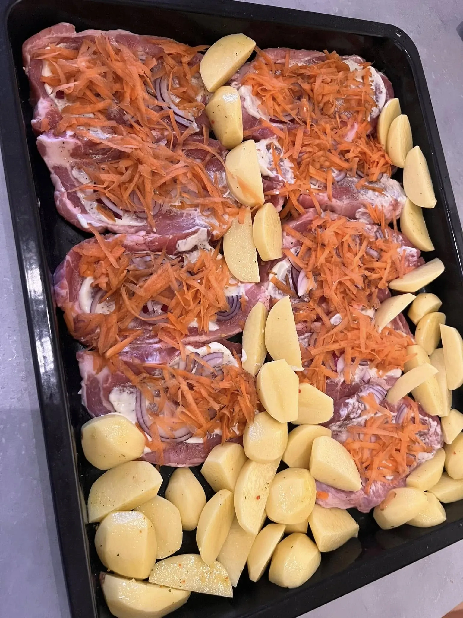 Kalėdiniai kiaulienos sprandinės kepsniai su sūriu ir bulvėmis