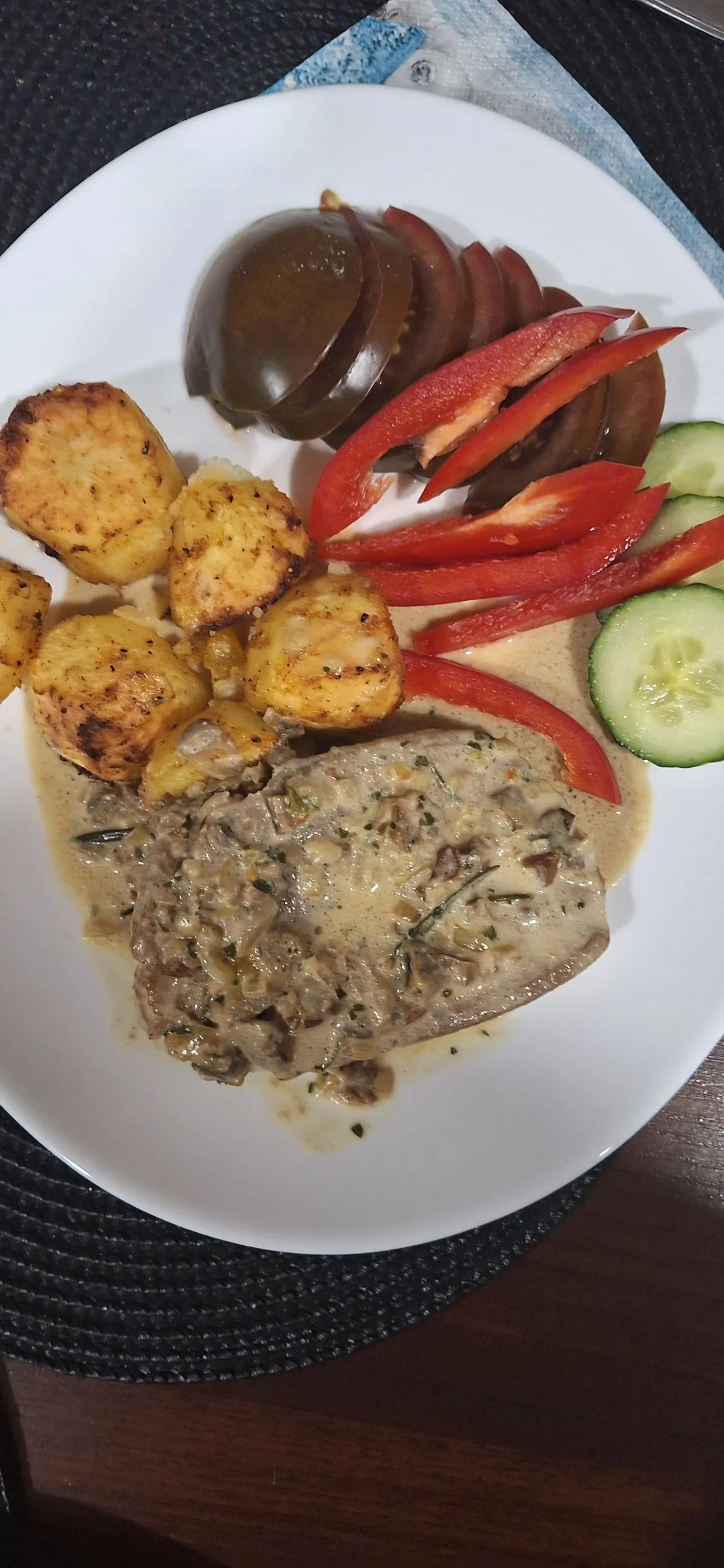 Jautienos liežuvio kepsnys su baravykų ir grietinėlės padažu