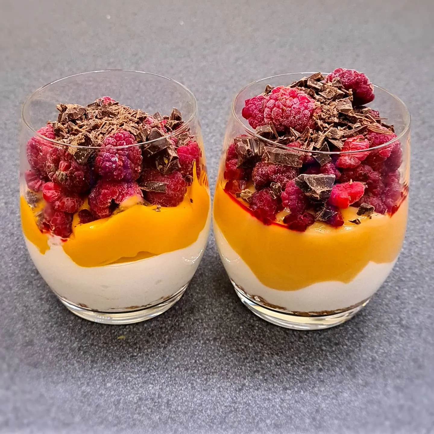 Veselīgs siera kūkas brokastu kārtojums ar avenēm